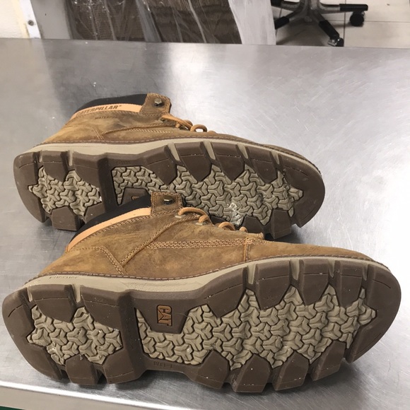 Very lightly used caterpillar boat - Picture 2 of 2